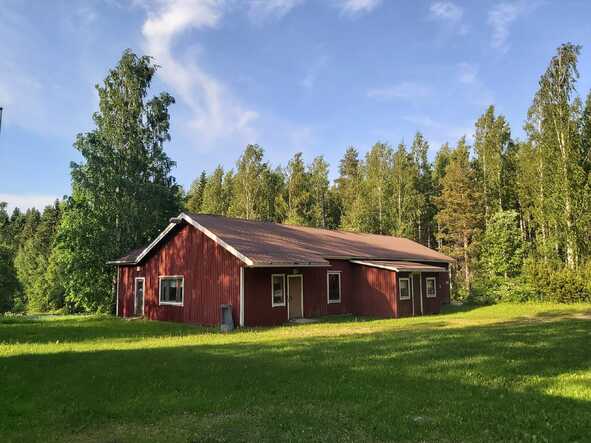 Kesäinen kuva Uukuniemen Nuorisoseurantalosta